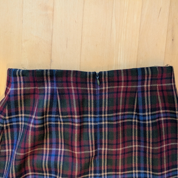 Who doesn't love plaid? Vintage Liz Claiborne 8P 100% wool plaid skirt. - Picture 5 of 7